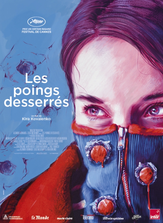 Les poings desserés.